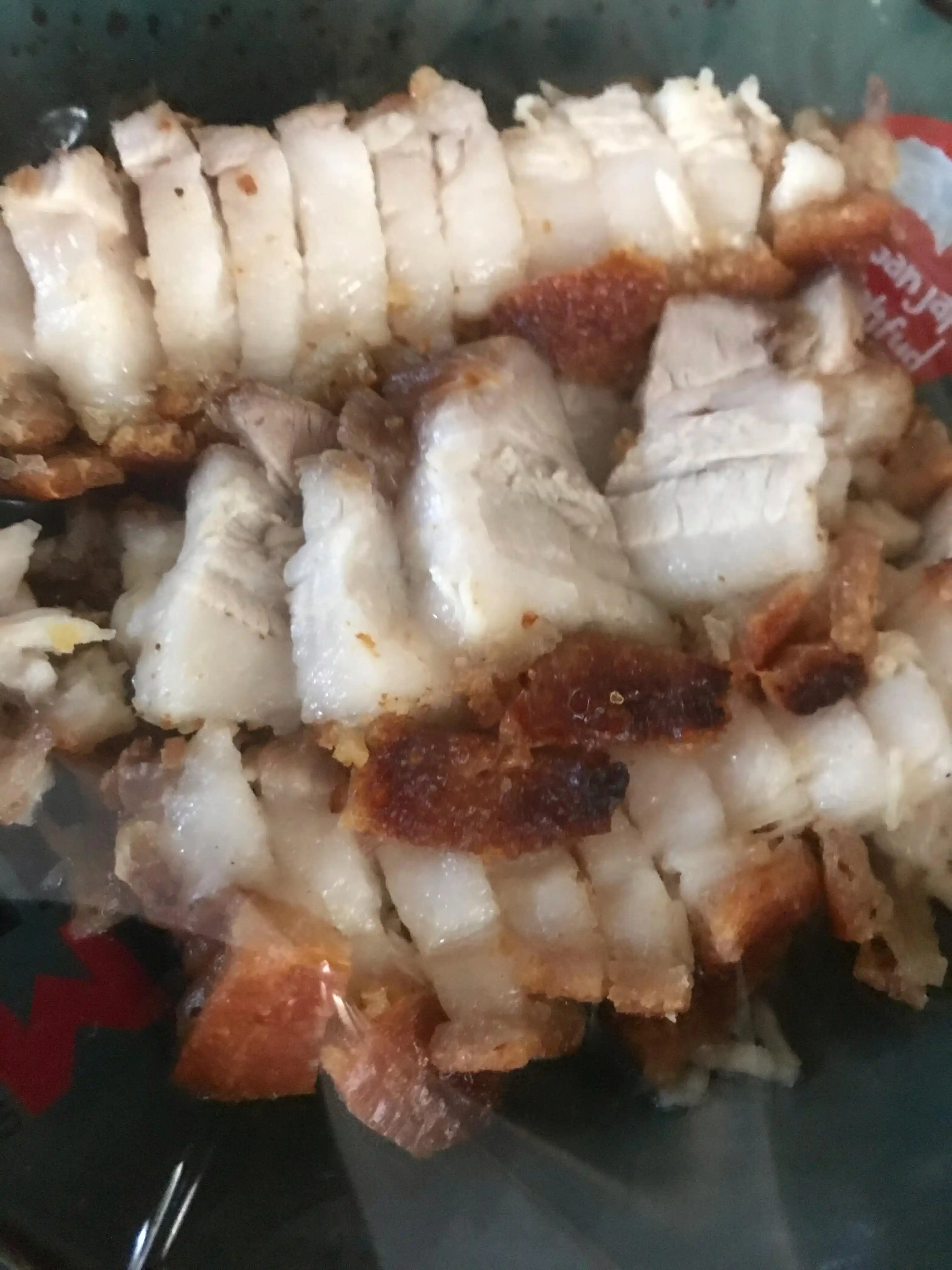 Siobak dengan tiga layer sempurna - kulit crispy keemasan, lemak putih lembut, dan daging merah jambu yang juicy